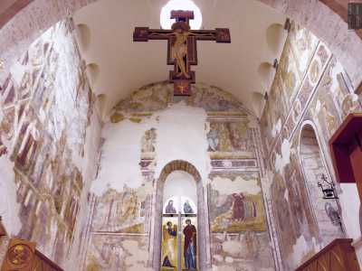 Qui infatti le alte pareti sono interamente colorate con molteplici scene religiose...